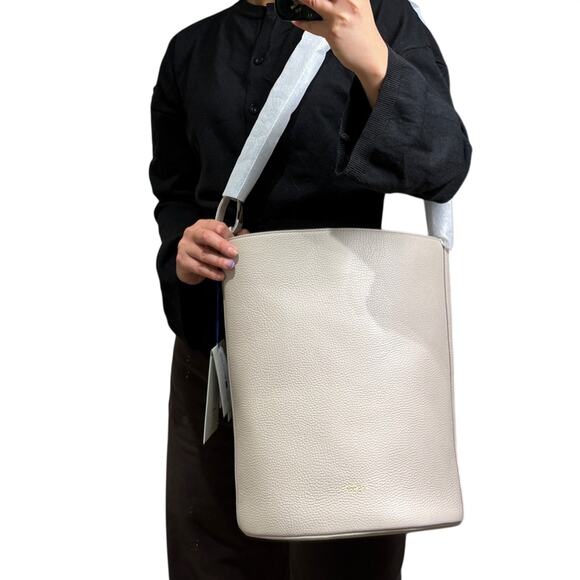 Burberry leather bucket bag large limestone - Picture 10 of 10